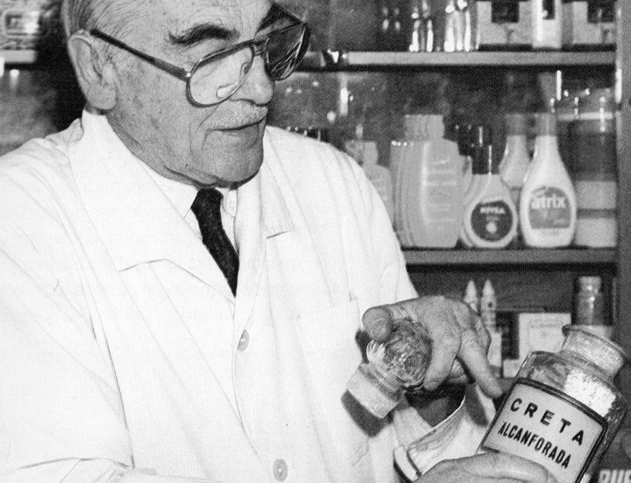 Resumen de la nota – Revista Kairós, julio 1993 Título original: “Esplendores de la Belle Époque en una botica casi centenaria”